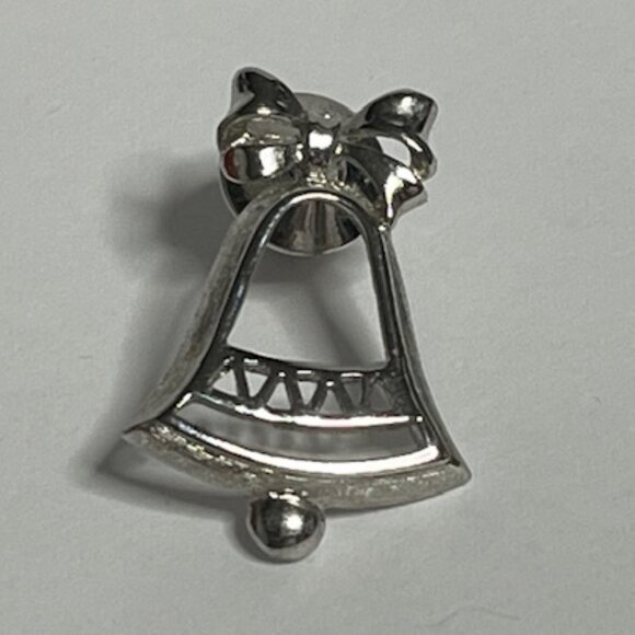 VTG AVON Christmas Bell Silver-Tone Lapel Vest Hat Backpack Pin 1981 - Picture 1 of 12